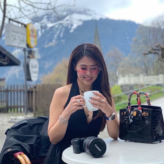 Penampilan Helena saat liburan yang selalu mewah ditemani tas Hermes. (Foto: Instagram/@helenalim899)