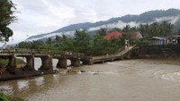Jembatan yang membentang di atas Sungai Pangkua dan menghubungkan Desa Pakan Rabaa dengan Desa Sungai Pangkua di Kecamatan Koto Parik Gadang Diateh, Solok Selatan, Sumatera Barat, ambruk.