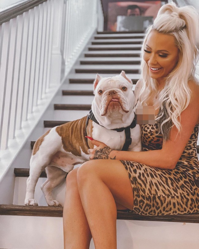 Bunnie DeFord melepaskan implan payudaranya setelah mengaku merasa sangat sakit dan telah membawanya untuk mengembangkan kecemasan parah selama bertahun-tahun. Foto: Instagram