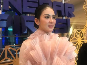 Kisruh Syahrini dengan Bule yang Ngaku Ayah Angkatnya
