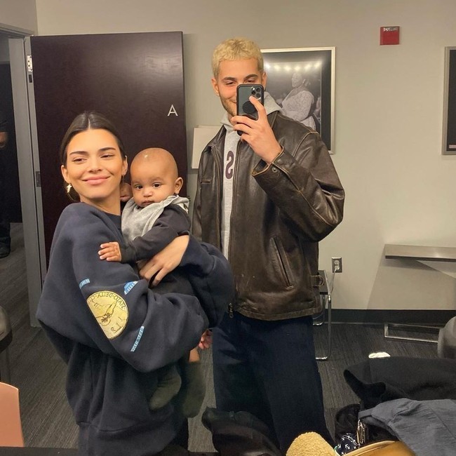 Dalam unggahan terbarunya, tampak Kendall memberikan kode ingin berumah tangga dengan  Fai. everyone in favor of Fai and i starting a family say I, tulis Kendall. Pada unggahannya itu Kendall membagikan sejumlah foto dirinya dengan keponakannya Saint West dan Psalm. Di akhir foto, Kendall berpose menggendong Psalm dan Fai.  Foto: dok. Instagram
