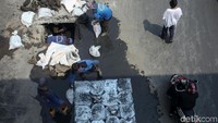 Lumpur tersebut kemudian dimasukkan ke karung berwarna putih.