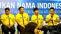 Director Finance and Member Operations Herbalife Nutrition Indonesia Sugiharjo (tengah) berbincang dengan Manager Timnas Taekwondo Yefi Triaji (kiri), Pelatih Timnas Angkat Besi Dirdja Wihardja (kedua kiri), atlet nasional Taekwondo Muhammad Wahyu dan Atlet Angkat Besi Eko Yuli Irawan seusai kegiatan pelepasan atlet SEA Games 2019 di Jakarta, Senin (25/11). 