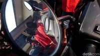Para pelaku menurut Andra mendorong motor hingga ke tempat penitipan motor. Di tempat itu, pelaku membawa motor untuk mengganti blok kunci.