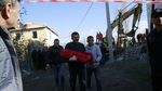 Evakuasi Korban Gempa di Albania