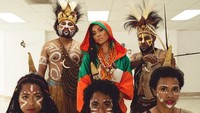 Belum lama ini Agnez juga tampak berpose bersama para penari asal Papua yang sepertinya akan tampil di video klip barunya yang bertajuk Diamonds. Dok. Instagram/agnezmo