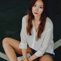 Ye Jin lalu menampilkan foto manajer tersebut mengendarai dengan satu tangan dan bermain game dengan tangan lainnya. Ia mengaku member-member lain sedang tidur jadi tidak mengetahui. Ia sendiri awalnya tidur lalu terbangun karena merasa ada yang aneh. Foto: Instagram @misshanye