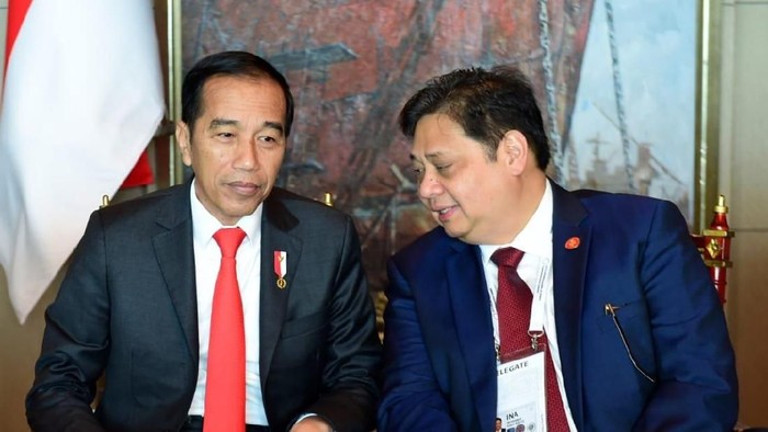 Presiden Joko Widodo (Jokowi) dan Menko Bidang Perekonomian Airlangga Hartarto di Korea Selatan