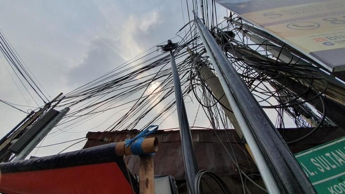 Warga Khawatir, Kabel Listrik di Jalan Pejuang Bekasi Semrawut