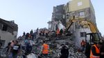Evakuasi Korban Gempa di Albania