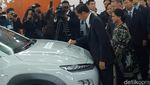 Ke Pabrik Hyundai, Jokowi Tanda Tangani Mobil Listrik
