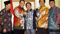 Keduanya kemudian terlihat berjalan bersama masuk ke dalam gedung DPP PKS.