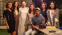 Tary bersahabat dengan Ersa Mayori dan Indra Herlambang. Karenanya ketika Ersa berulang tahun, Tary datang ke perayaan bertabur banyak kue enak tersebut. Foto: Instagram cuttaryofficial