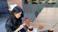 Ini Bae Suzy, pemeran Go Hae-ri yang sedang bersantai dengan segelas es Americano di hadapannya. Foto: Instagram