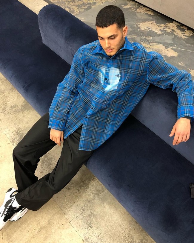 Dia adalah Fai Khadra yang lahir di Saudi Arabia, besar di Dubai dan memiliki darah Palestina dari orangtuanya. Pria ganteng dengan wajah khas Arabian ini diketahui dekat dengan Kendall sejak 2017 silam.  Foto: Instagram