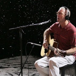 Duh! Eric Clapton Dilempar Fans Saat Manggung di Spanyol