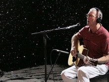 Duh! Eric Clapton Dilempar Fans Saat Manggung di Spanyol