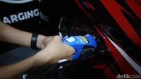 Sebagai informasi, fasilitas quick charger yang ditempatkan di area parkir Plaza Senayan, merupakan alat pengisian daya dengan tipe CHAdeMO (DC), yang mampu mengisi baterai Mitsubishi Outlander PHEV hingga 80% dalam kurun waktu 25 menit.