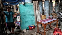 Tempat tinggal semi permanen di kolong tol itu pun memanfaatkan triplek maupun seng untuk menyekat tempat warga beristirahat dengan bagian lainnya di kolong tol tersebut.