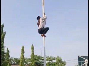 Viral, Siswa di Bojonegoro Panjat Tiang Bendera Saat Upacara Hari Guru