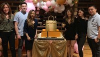 Helena Lim disebut-sebut sebagai crazy rich PIK. Untuk pesta ulang tahunnya saja ia rela merogoh kocek dalam-dalam. Nah ini salah satu pesta yang menghadirkan cake dengan bentuk tas mewah. Foto: instagram @helenalim899