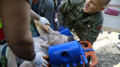Evakuasi Korban Gempa di Albania