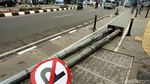 Tiang PJU Halangi Jalur Pejalan Kaki di Kampung Melayu