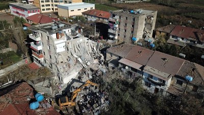 Penampakan Gedung yang Ambruk Akibat Gempa di Albania