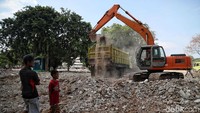 Ekskavator dikerahkan untuk membersihkan puing-puing bangunan Rusunawa.