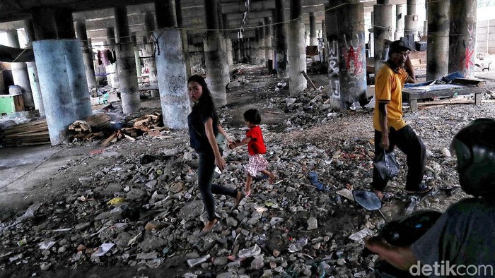 Kolong jembatan di Jakarta masih jadi alternatif tempat tinggal bagi sejumlah warga. Keterbatasan biaya jadi alasan mereka tinggal di kawasan tersebut.