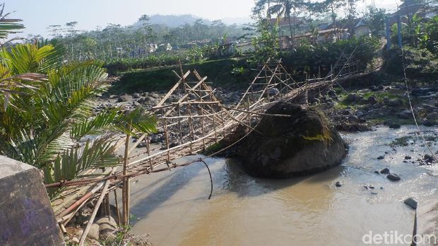 Jembatan Bambu Memprihatinkan Ini Jadi Penghubung 2 Kabupaten di Jateng