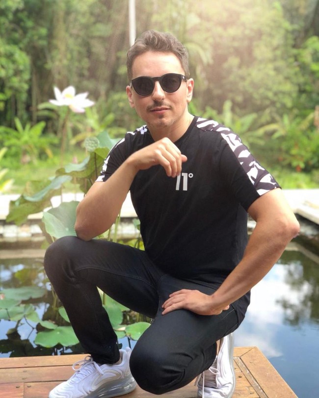 Liburan di Bali, pria 32 tahun ini tampil kasual dengan kaus hitam 11 Degree seharga US$ 47 atau Rp 660 ribu. Ia memadukannya dengan kacamata hitam Tommy Hilfiger dan sneakers putih. (Foto: Instagram/@jorgelorenzo99)