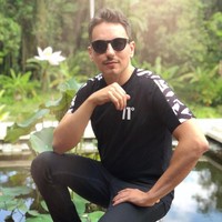 Liburan di Bali, pria 32 tahun ini tampil kasual dengan kaus hitam 11 Degree seharga US$ 47 atau Rp 660 ribu. Ia memadukannya dengan kacamata hitam Tommy Hilfiger dan sneakers putih. (Foto: Instagram/@jorgelorenzo99)