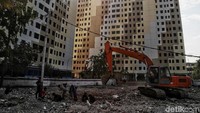 Pekerja melakukan revitalisasi tahap II Rusunawa Penjaringan, Jakarta.