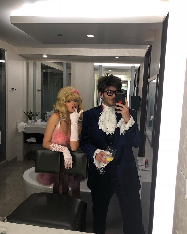 Mereka pun tampil menjadi pasangan saat pesta Halloween 2018 silam. Kendall menjadi Fembot dan Fai pakai kostum ala Austin Powers.  Foto: Instagram