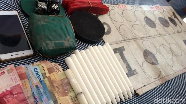 7 Warga Ditangkap Saat Asik Gelap-gelapan Main Judi di Tengah Kebun