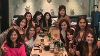 Tuh kan kumpul lagi makan lagi minum lagi, tulis Helena pada unggahan fotonya ini. Kumpul dengan teman tampaknya jadi agenda rutin Helena. Foto: instagram @helenalim899