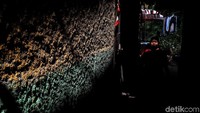 Kampung warna-warni ini berada di bantaran Kali Cipinang, Jakarta Timur.