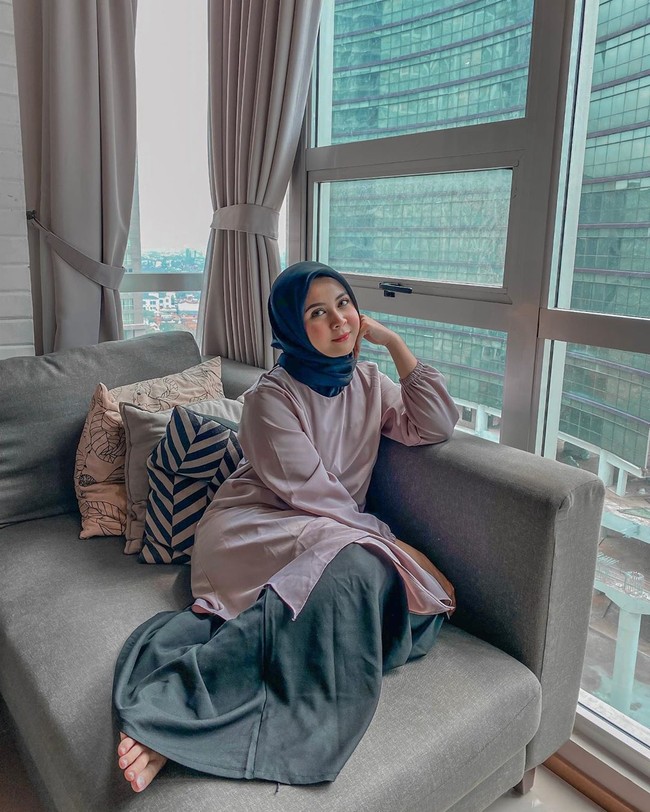  Sampai saat ini Kesha Ratuliu mengaku belum terpikir untuk menghapus foto-fotonya sebelum memakai hijab. ”Karena itu kan masa laluku kecuali sama mantan haha. Akan aku archive supaya momennya tetep ada,” katanya. Foto: Instagram @kesharatuliu05