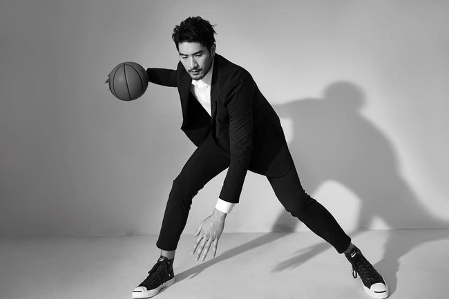 Partisipan tamu Godfrey tiba-tiba jatuh ke tahan ketika berlari. Parademis program di lokasi segera melakukan pertolongan dan segera mengirimnya ke rumah sakit. Setelah dua jam semua usaha dilakukan untuk menyelamatkannya, rumah sakit mengatakan dia menderita serangan jantung mendadak, kata perwakilan Chase Me. Foto: Instagram @godfreygao