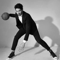 Partisipan tamu Godfrey tiba-tiba jatuh ke tahan ketika berlari. Parademis program di lokasi segera melakukan pertolongan dan segera mengirimnya ke rumah sakit. Setelah dua jam semua usaha dilakukan untuk menyelamatkannya, rumah sakit mengatakan dia menderita serangan jantung mendadak, kata perwakilan Chase Me. Foto: Instagram @godfreygao