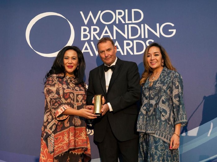Chief Operating Officer PT Central Mega Kencana Petronella Soan dan General Manager Frank & co. Tanya Alissia menerima penghargaan World Branding Awards 2019 untuk Frank & co. (Foto: Dok. Frank & co.) Chief Operating Officer PT Central Mega Kencana Petronella Soan dan General Manager Frank & co. Tanya Alissia menerima penghargaan World Branding Awards 2019 untuk Frank & co. (Foto: Dok. Frank & co.)