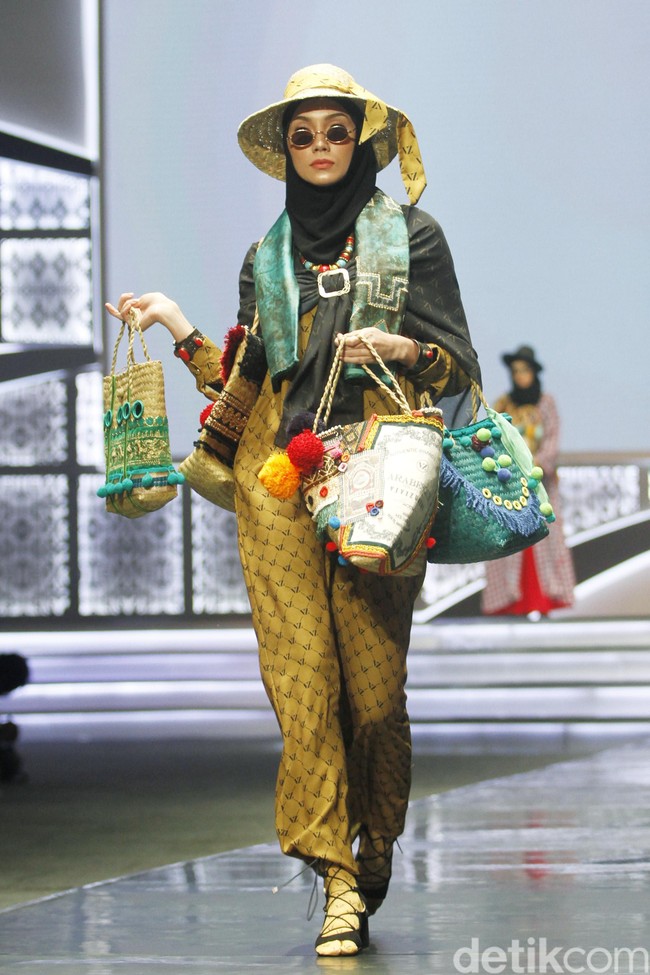 Desainer Vivi Zubedi memperagakan koleksi busananya berupa tas dari rumput melalui label The Purun Label di Indonesia Sharia Economic Festival [ISEF] 2019, Jakarta Convention Center, Jakarta. Kamis [14/11/2019]. Foto: Mohammad Abduh/Wolipop