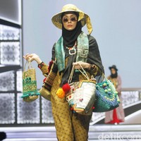 Desainer Vivi Zubedi memperagakan koleksi busananya berupa tas dari rumput melalui label The Purun Label di Indonesia Sharia Economic Festival [ISEF] 2019, Jakarta Convention Center, Jakarta. Kamis [14/11/2019]. Foto: Mohammad Abduh/Wolipop