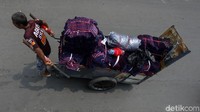 Biasanya limbah ini akan didaur ulang atau bisa juga dijadikan bahan kerajinan tangan, seperti keset ini.