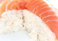 Sushi Raksasa dari Jepang Ini Dibuat dari 2,5 Kg Nasi dan Salmon