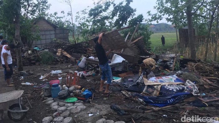 Hujan Dan Angin Kencang Landa Purwokerto Antara Jateng