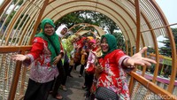 Menariknya, bentuk jembatan yang unik dan instagramable ini membuat banyak warga kerap melakukan swafoto di jembatan tersebut.