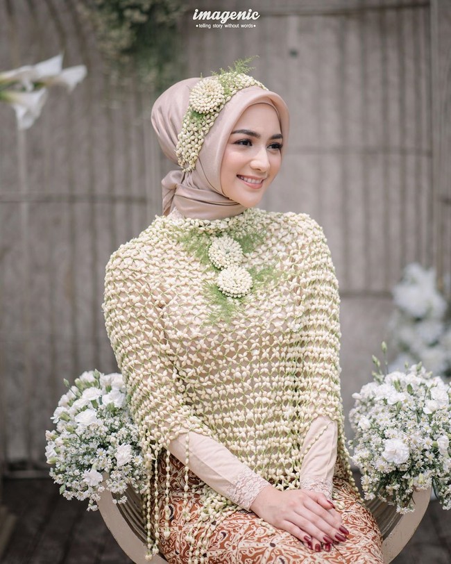 Citra Kirana yang berhijab memakai dalaman manset warna cokelat. Penampilannya dipercantik dengan ronce bunga melati khas adat Sunda. Untuk hijabnya, selebriti 25 tahun itu memakai hijab segi empat warna nude dengan bandana ronce melati. Foto: instagram @imagenic