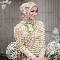 Citra Kirana yang berhijab memakai dalaman manset warna cokelat. Penampilannya dipercantik dengan ronce bunga melati khas adat Sunda. Untuk hijabnya, selebriti 25 tahun itu memakai hijab segi empat warna nude dengan bandana ronce melati. Foto: instagram @imagenic
